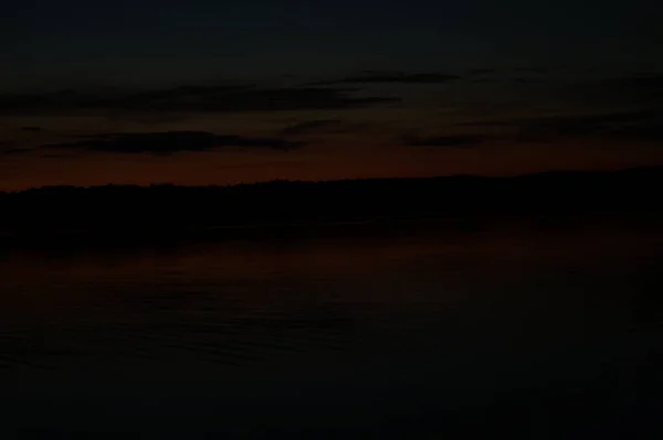 Vista Pitoresca Céu Escuro Infinito Sobre Lago Início Manhã — Fotografia de Stock