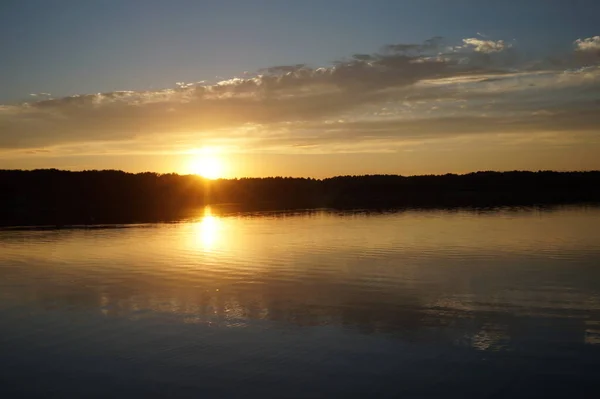 Vista Pitoresca Céu Escuro Infinito Sobre Lago Início Manhã — Fotografia de Stock