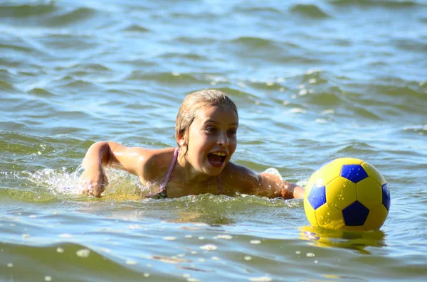 Маленька Дівчинка Плаває Озері — стокове фото