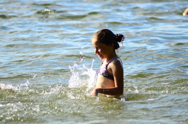 Little Girl Playing Lake — стоковое фото