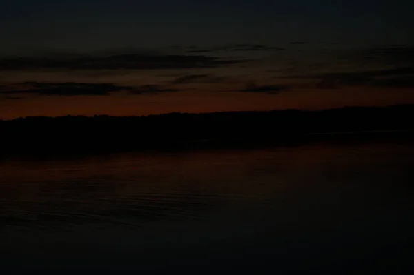 Pintoresca Vista Del Cielo Oscuro Sin Fin Sobre Lago Madrugada — Foto de Stock