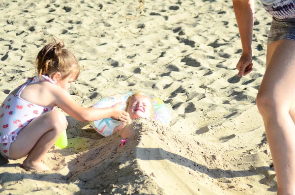 Anne Kızları Kumsalda Kumla Oynuyorlar — Stok fotoğraf