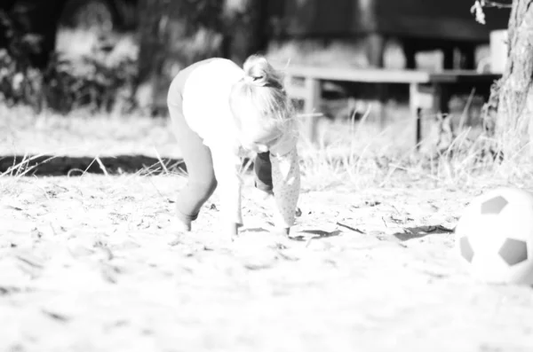 Ein Mädchen Spielt Mit Einem Ball Der Nähe Des Sees — Stockfoto