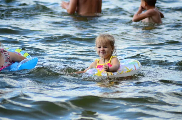 Een Klein Meisje Zwemmen Het Meer — Stockfoto