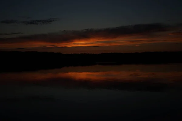 Vista Pitoresca Céu Escuro Infinito Sobre Lago Início Manhã — Fotografia de Stock