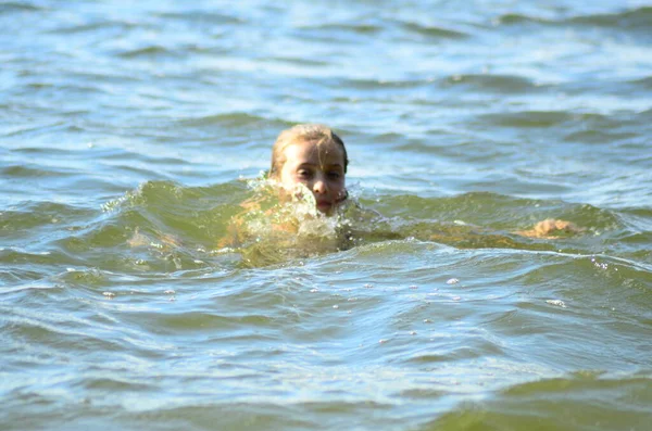 Little Girl Playing Lake — Fotografia de Stock