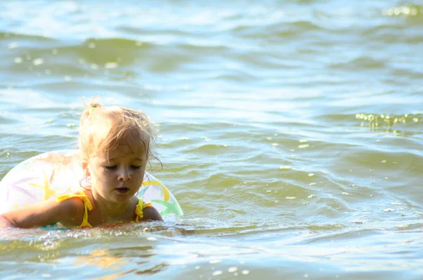 Ein Kleines Mädchen Das See Schwimmt — Stockfoto