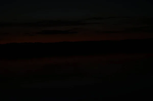 Vista Pittoresca Del Cielo Buio Infinito Sul Lago Prima Mattina — Foto Stock