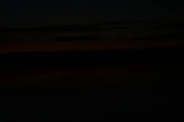 Мальовничий Вид Нескінченне Темне Небо Над Озером Рано Вранці — стокове фото