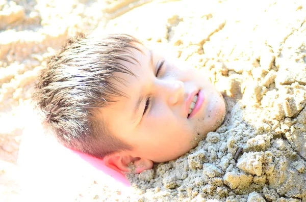 Junge Spielt Mit Sand Strand — Stockfoto