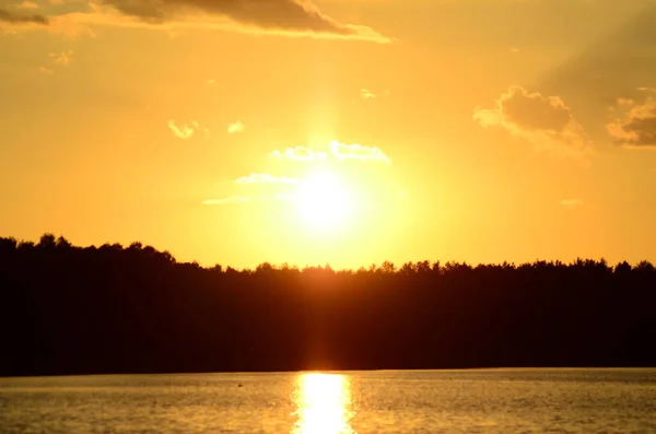 Panoramablick Auf Den Wunderschönen Sonnenuntergang Der Sich See Spiegelt — Stockfoto