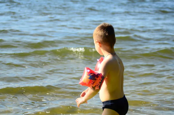 Kleiner Junge Schwimmt See — Stockfoto