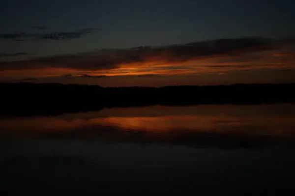 Vista Pitoresca Céu Escuro Infinito Sobre Lago Início Manhã — Fotografia de Stock