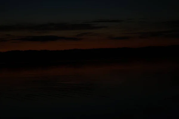 Malerischer Blick Auf Den Endlosen Dunklen Himmel Über Dem See — Stockfoto