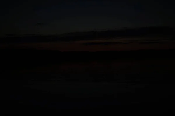 Pintoresca Vista Del Cielo Oscuro Sin Fin Sobre Lago Madrugada —  Fotos de Stock