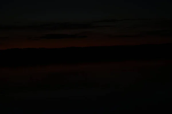 Vista Pitoresca Céu Escuro Infinito Sobre Lago Início Manhã — Fotografia de Stock