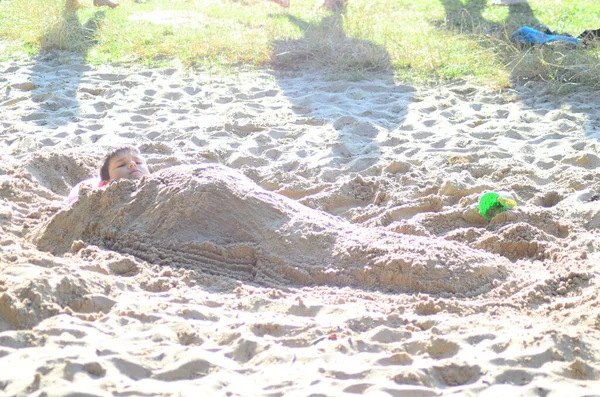 Jongen Spelen Met Zand Het Strand — Stockfoto