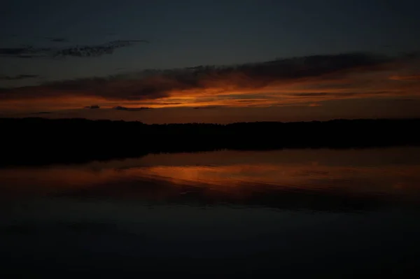 Vista Pittoresca Del Cielo Buio Infinito Sul Lago Prima Mattina — Foto Stock