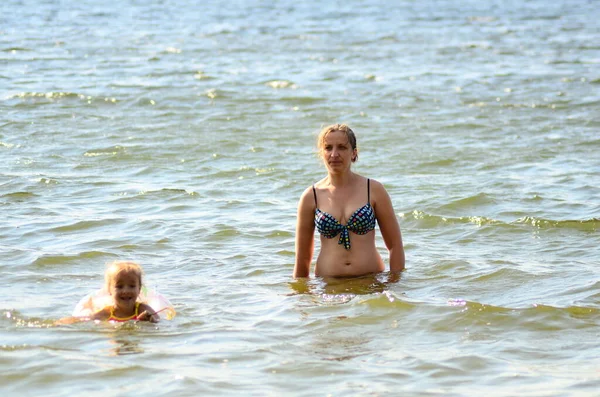 Young Woman Playing Daughter Summer Lake — стоковое фото