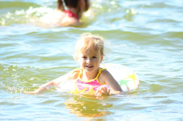 Een Klein Meisje Zwemmen Het Meer — Stockfoto