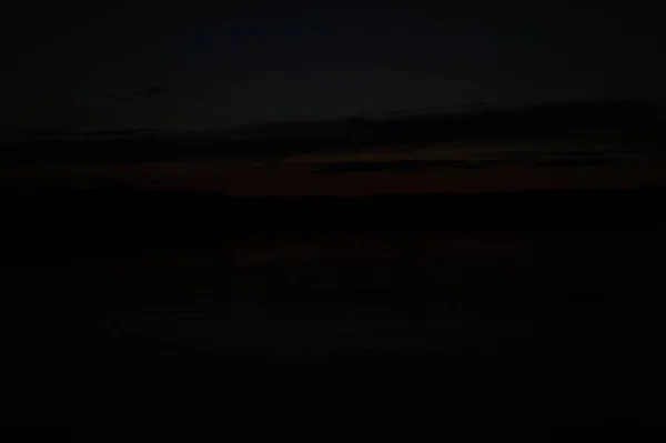 Malebný Pohled Nekonečnou Tmavou Oblohu Nad Jezerem Časně Ráno — Stock fotografie