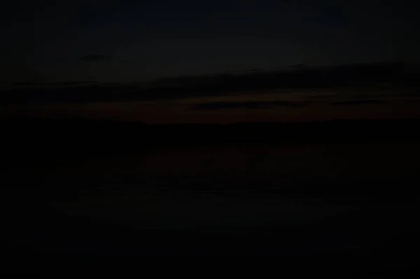 Pintoresca Vista Del Cielo Oscuro Sin Fin Sobre Lago Madrugada —  Fotos de Stock