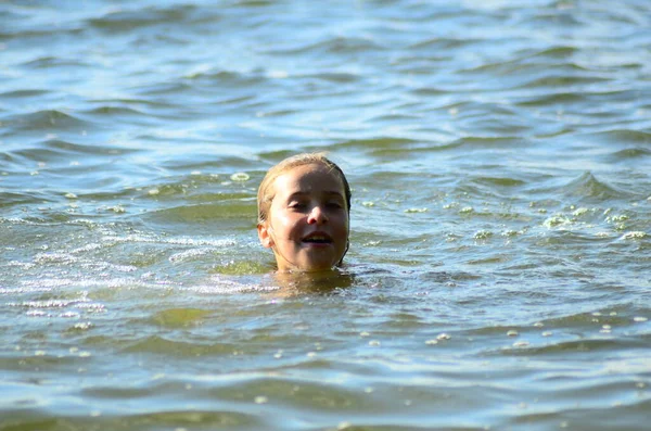 Uma Menina Nadando Lago — Fotografia de Stock