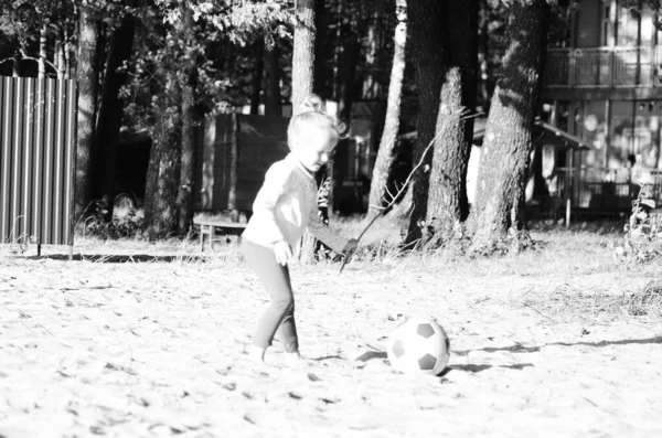 Seorang Gadis Bermain Dengan Bola Dekat Danau — Stok Foto