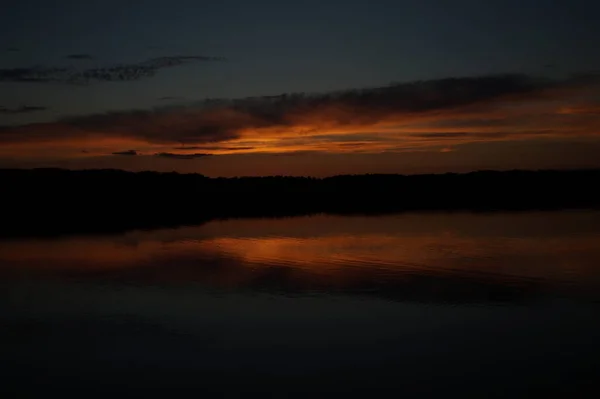 Pintoresca Vista Del Cielo Oscuro Sin Fin Sobre Lago Madrugada — Foto de Stock