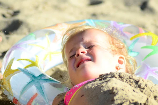 Petite Fille Avec Les Yeux Fermés Couché Sur Sable — Photo