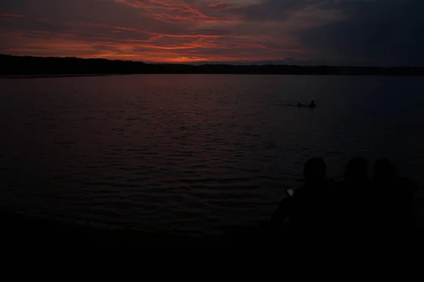 Живописный Вид Заката Отражающийся Зеркальной Поверхности Озера — стоковое фото