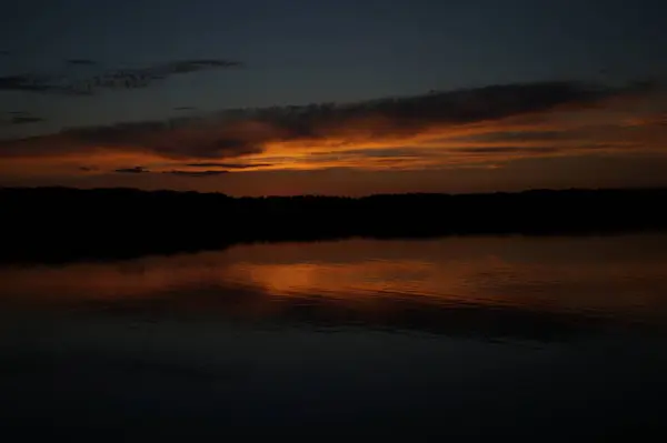 Vista Pitoresca Céu Escuro Infinito Sobre Lago Início Manhã — Fotografia de Stock