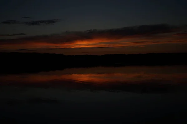 Vista Pitoresca Céu Escuro Infinito Sobre Lago Início Manhã — Fotografia de Stock