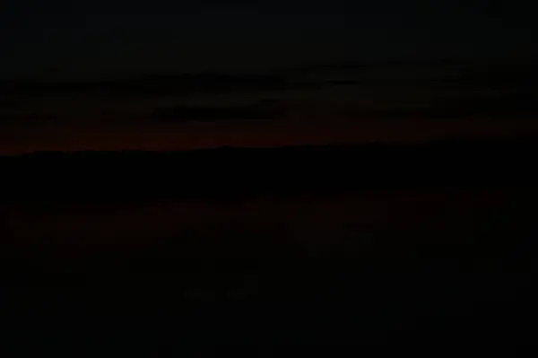 Vista Pitoresca Céu Escuro Infinito Sobre Lago Início Manhã — Fotografia de Stock