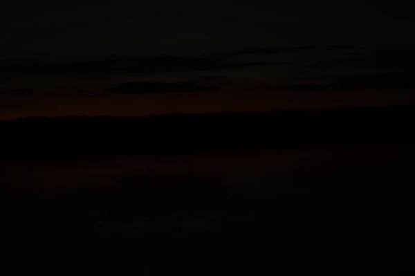 Vista Pittoresca Del Cielo Buio Infinito Sul Lago Prima Mattina — Foto Stock