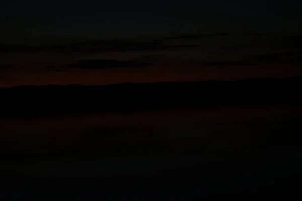 Pintoresca Vista Del Cielo Oscuro Sin Fin Sobre Lago Madrugada — Foto de Stock