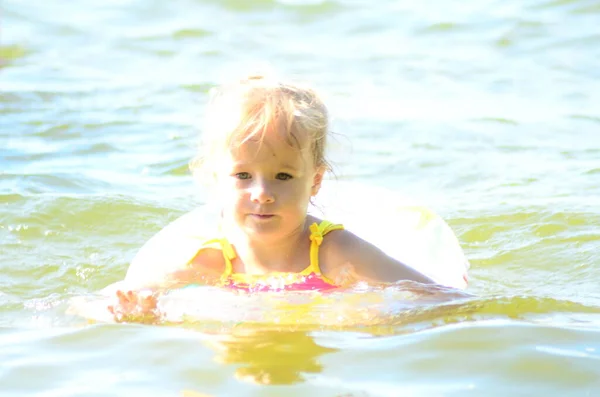 Маленька Дівчинка Плаває Озері — стокове фото
