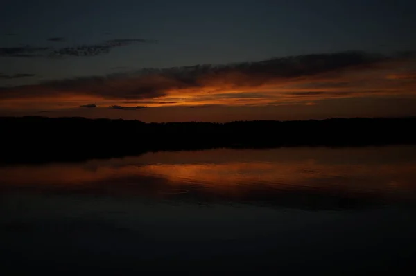 Sabahın Erken Saatlerinde Gölün Üzerinde Sonsuz Karanlık Gökyüzü Manzarası — Stok fotoğraf