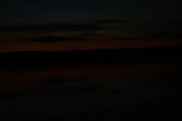 Vue Pittoresque Ciel Noir Sans Fin Sur Lac Tôt Matin — Photo