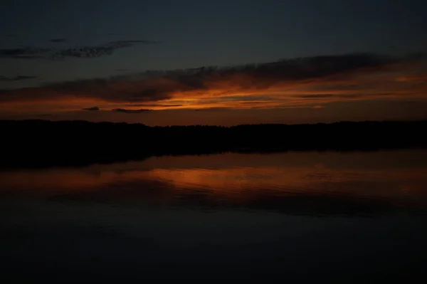 Vista Pitoresca Céu Escuro Infinito Sobre Lago Início Manhã — Fotografia de Stock