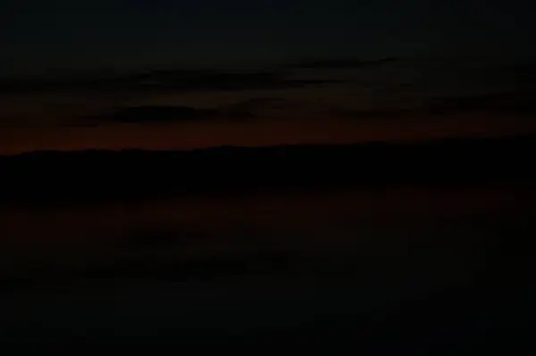 Vue Pittoresque Ciel Noir Sans Fin Sur Lac Tôt Matin — Photo