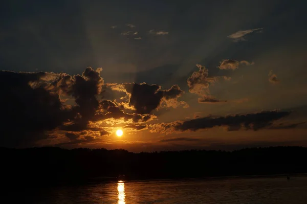 Pittoresk Utsikt Över Solnedgången Reflekterar Spegelytan Sjön — Stockfoto