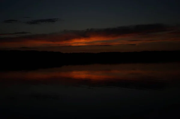 Pintoresca Vista Del Cielo Oscuro Sin Fin Sobre Lago Madrugada — Foto de Stock