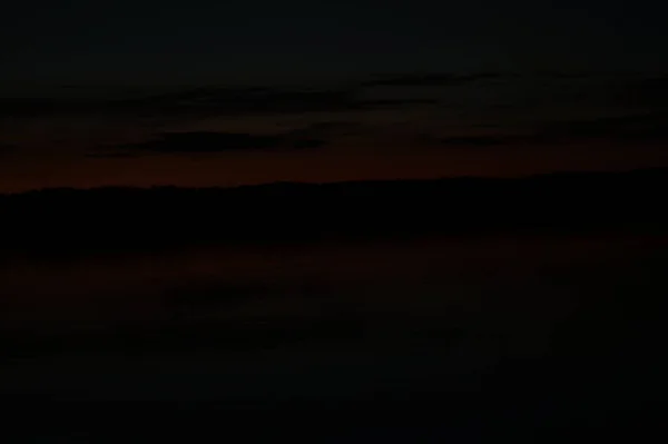 Pintoresca Vista Del Cielo Oscuro Sin Fin Sobre Lago Madrugada — Foto de Stock
