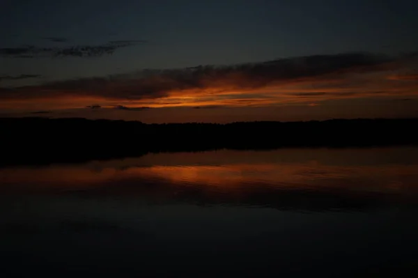 Vista Pitoresca Céu Escuro Infinito Sobre Lago Início Manhã — Fotografia de Stock