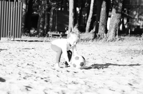 Ein Mädchen Spielt Mit Einem Ball Der Nähe Des Sees — Stockfoto