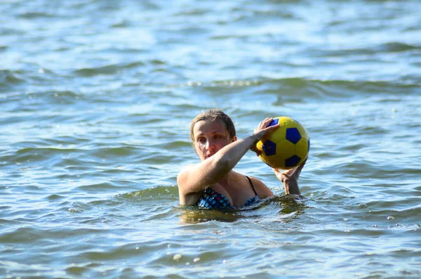 Young Woman Playing Ball Summer Lake — Stockfoto