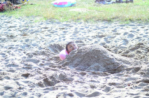 Junge Spielt Mit Sand Strand — Stockfoto