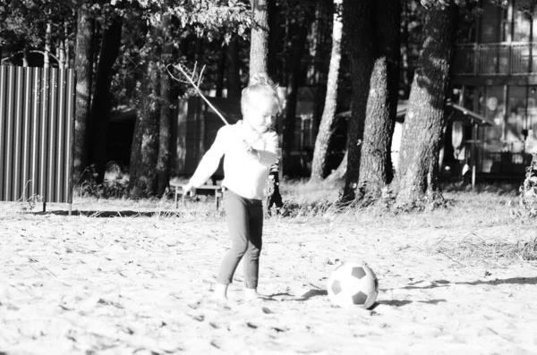 Ein Mädchen Spielt Mit Einem Ball Der Nähe Des Sees — Stockfoto