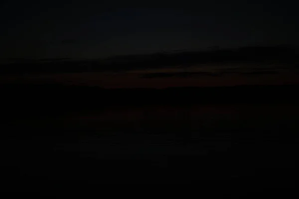 Vista Pitoresca Céu Escuro Infinito Sobre Lago Início Manhã — Fotografia de Stock